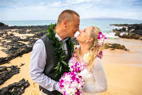 Christian + Gina's Hawaiian Wedding - Hawaii Lei Hochzeit