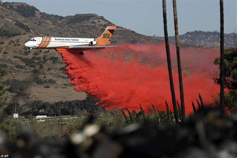 New Evacuations As Huge Southern California Fire Flares Up Daily Mail