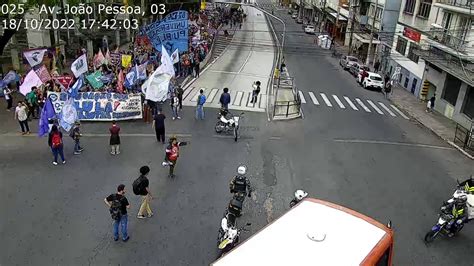 Manifestação bloqueia vias em Porto Alegre