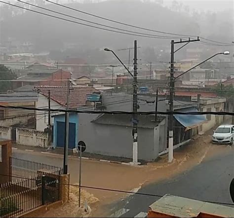 Chuva Forte Provoca Pontos De Alagamentos Em Cajamar