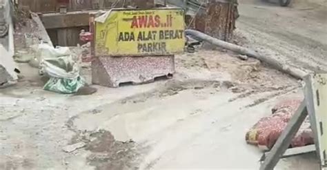 Warga Resah Lumpur Proyek Ipal Pt Waskita Di Buang Ke Tengah Jalan