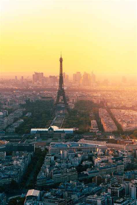 La Tour Eiffel Dominant La Ville De Paris Photo Photo Paris Gratuite