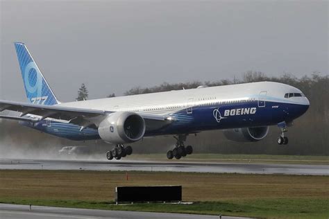 Boeing finaliza la prueba de vuelo del avión bimotor más grande