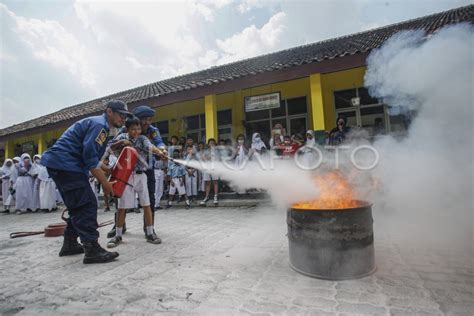 Edukasi Penanganan Kebakaran Di Sekolah Antara Foto