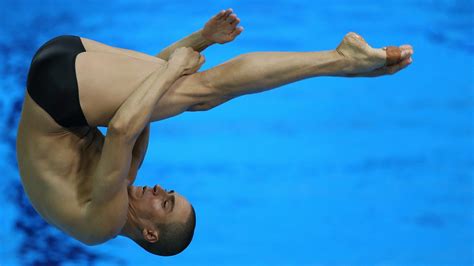 Pelados na natação naked swimmers Gatinhos dos saltos ornamentais