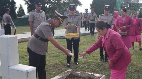 Hut Ke Bhayangkara Polres Toba Gelar Upacara Ziarah Dan Tabur Bunga