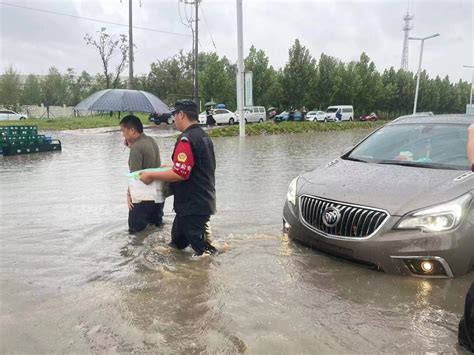 郑州暴雨来袭，他们逆行折返帮助涉水车辆、被困群众安全转移 大河新闻