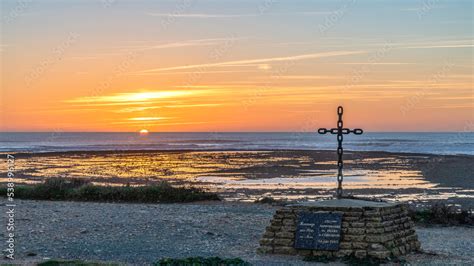 Coucher De Soleil Sur L Le D Ol Ron Pr S Des Falaises Et Phare De