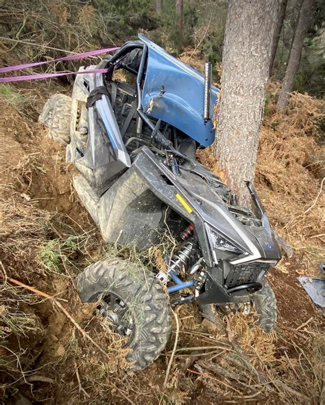 Heridos dos hombres tras chocar su vehículo tipo buggy contra un