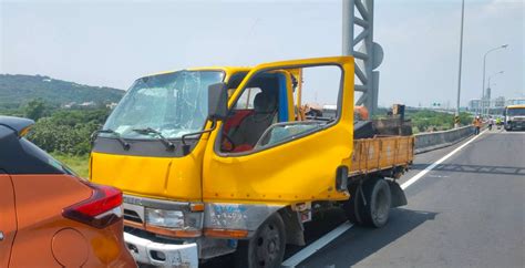 西濱通霄路段工程車遭大貨車追撞 2人無生命跡象 Yahoo奇摩汽車機車