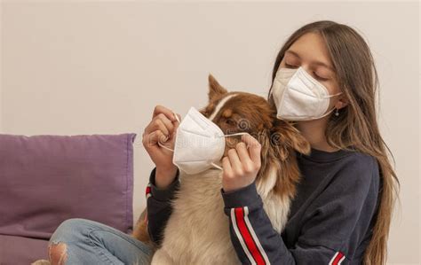 Buenos Amigos Con Máscaras Lindo Perro Y Chica Usando Máscaras