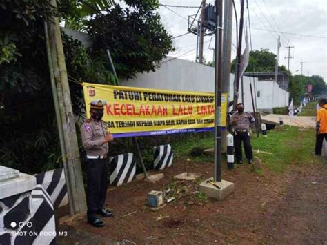 Ingatkan Pengendara Satlantas Polres Subang Pasang Puluhan Banner Dan Spanduk Berisikan Imbauan