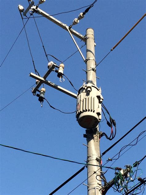 家の敷地内にある電柱の下に落ちている鳥のフンについて電力会社に相談しました。 気付いちゃったブログ