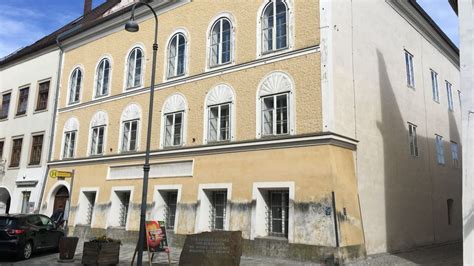 Braunau In Sterreich Vier Deutsche Nach Besuch Bei Hitlers