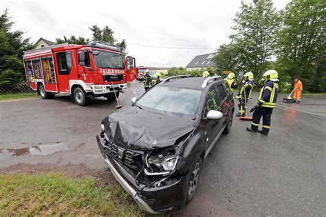 Kreuzungscrash Bei Zwickau Vw Transporter Landet Auf Der Seite