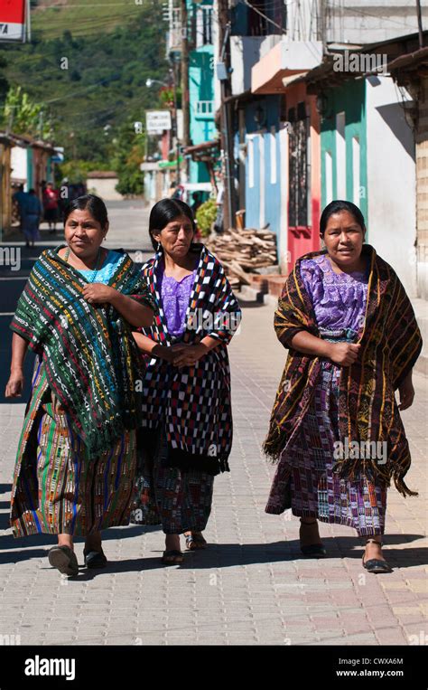 Mujer Maya Usando Huipiles Huipil Tradicional Blusa Y Falda De Corte