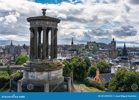 Monumentos Em Calton Hill Que Ignoram A Cidade De Edinburgh Scotland