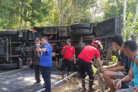 Hendak Tangani Kebakaran Mobil Damkartan Karangasem Terguling Bali