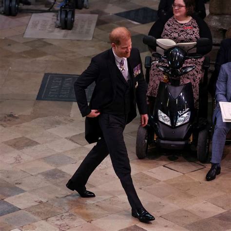 Climão Mesmo sendo filho do Rei Charles III Príncipe Harry entra