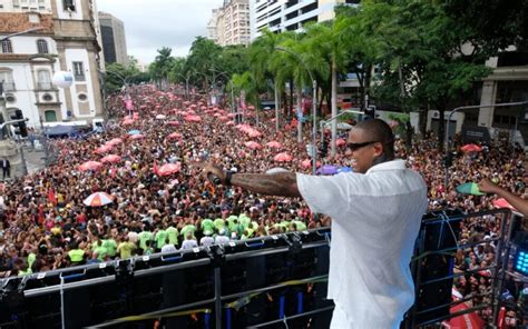 Brasil J Vive O Clima Do Carnaval L O Santana Agita Multid O Em