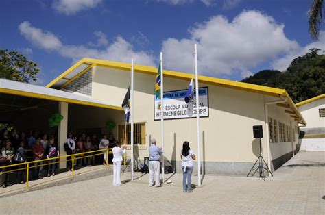 Transparência Nova Friburgo: Prefeitura inaugura Escola nova em Amparo