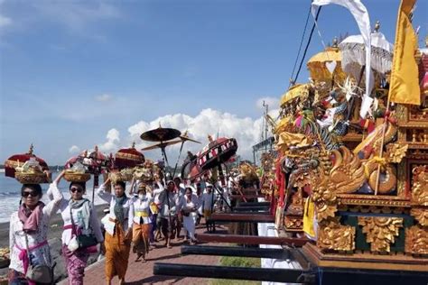 Umat Hindu Bali Ikuti Upacara Melasti Jelang Hari Nyepi Satu Harapan