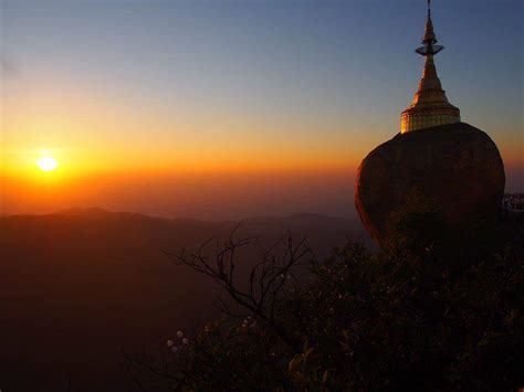 Le Golden Rock Coucher De Soleil Kyaik Hti Yo Rocher D Or Sud