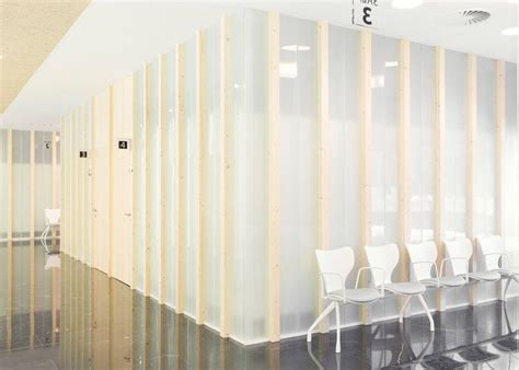 Frosted Glass Walls Partition Sendagrup Medical Centre By Pauzarq Arquitectos Paredes De