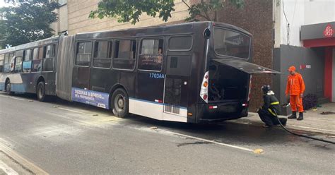 Ônibus articulado tem princípio de incêndio no Centro de Vitória da