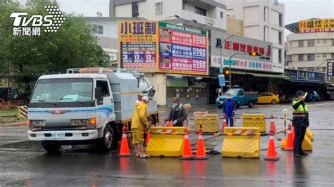 雨彈炸高雄！人孔蓋變「間歇泉」 柏油路扛不住爆了│大雨│路面│爆裂│tvbs新聞網