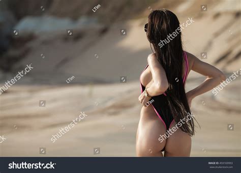 Стоковая фотография Sexy Brunette Woman Posing Swimsuit On