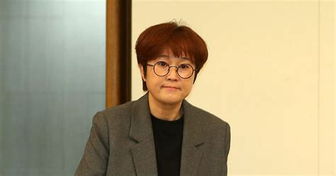 유명인 사칭 온라인 피싱범죄 해결 촉구 기자회견 참석하는 송은이