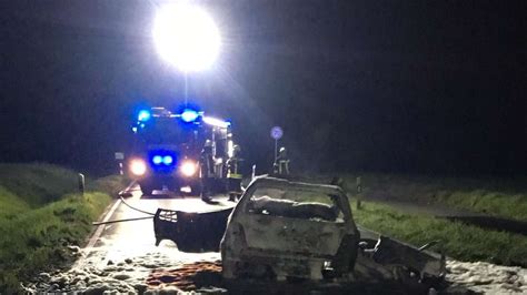 Recklinghausen Schwerer Unfall Auto prallt gegen Baum und fängt Feuer