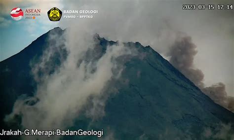 Gunung Merapi Luncurkan 11 Kali Guguran Lava Pijar Hari Ini Parboaboa