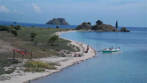 Foto Panorama Alam Di Pelabuhan Poto Tano Sumbawa