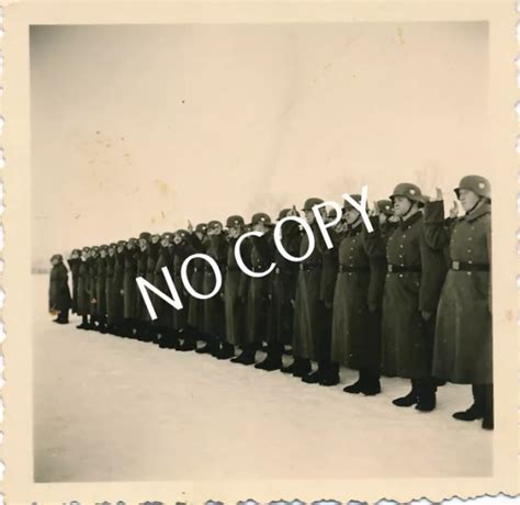 FOTO WK II Wehrmacht Soldaten Aufstellung Vereidigung Stahlhelme Winter