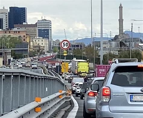 Genova Manifestazione Ai Varchi Portuali Traffico In Tilt A Ponente