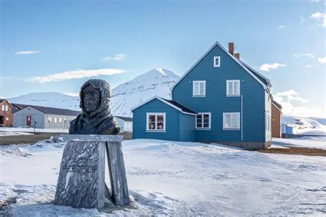 Ny Alesund Svalbard 25 De Mayo De 2019 Estatua Del Busto De Bronce