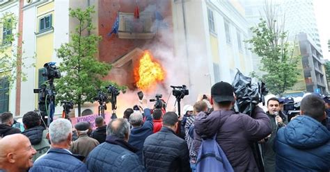 Protesta E Dhunshme Para Bashkis Nisin Arrestimet Dhe Ndjekjet Penale