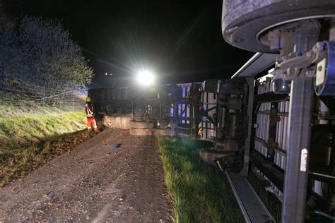 Schwerer Unfall Auf A Lastwagen Durchbricht Leitplanke Und St Rzt