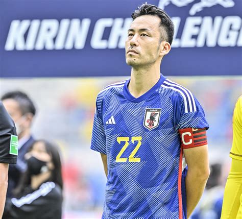 ｢可愛い｣シャルケのサッカー日本代表・吉田麻也が不思議なポーズも自転車に乗る上月壮一郎にファンも喜び！プロ契約締結でトップチームのトルコ合宿