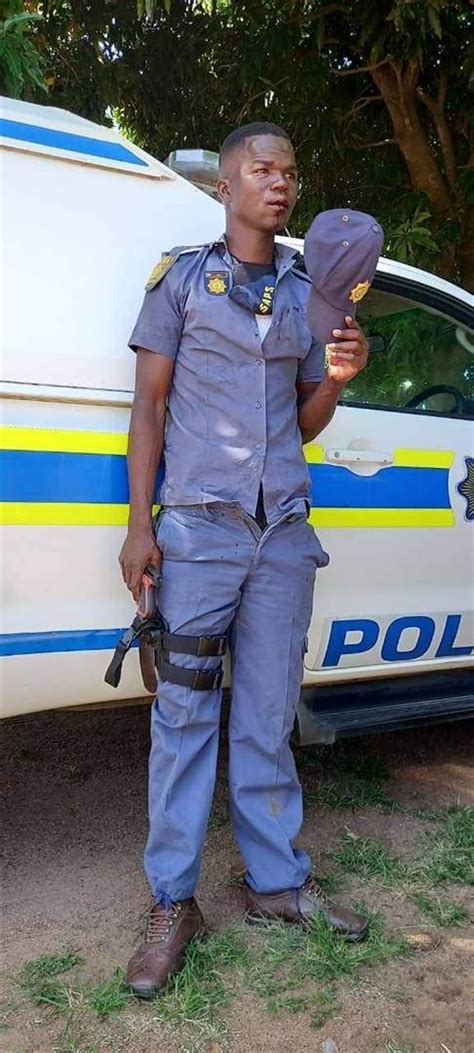 Man Vas Wat Glo Polisie Uniform Steel Mense Beroof Netwerk24