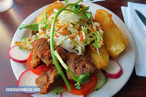 Yuca con chicharrón Receta tradicional Comida Honduras