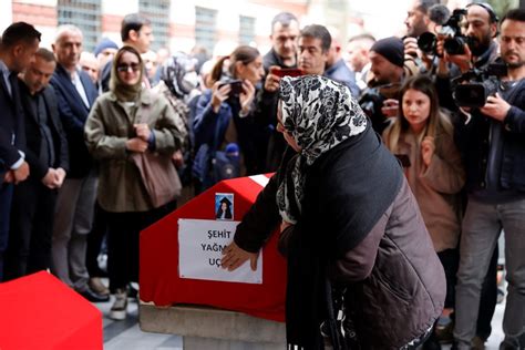 Taksim Deki Patlamada Ehit Olan Anne Ve K Z Na Veda