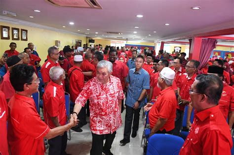 Jelajah Akar Umbi Bersama Presiden Ahmad Zahid Santuni Umno Sabak Bernam