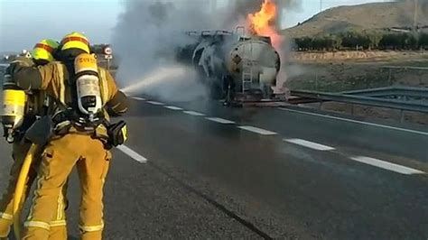 Incendio De Un Camión Cisterna En La A 31 A La Altura De Villena