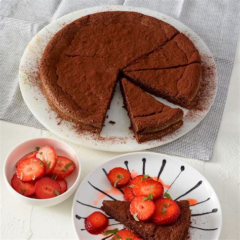 Schoko Mandel Kuchen Mit Marinierten Erdbeeren ESSEN UND TRINKEN