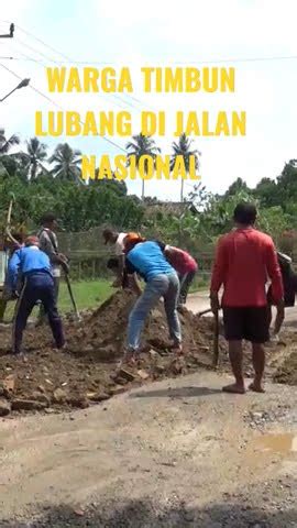 WARGA TIMBUN LUBANG DI JALAN NASIONAL DESA PUNTI KALO KEC SUMAY KAB