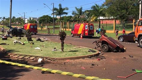 Paran Carro Parte Ao Meio Ap S Colis O Em Outro Ve Culo Duas Pessoas