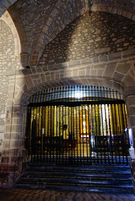 Xurde Morán ANTE EL LIGNUM CRUCIS EN SANTO TORIBIO DE LIÉBANA EL